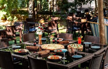 Table 9 Lounge & Bar — Restaurante