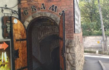 Crama, Miorița 10 — Baruri și puburi