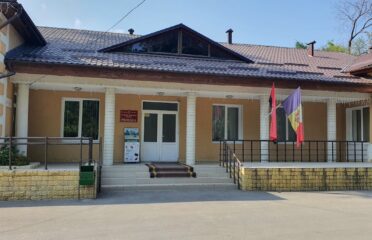 Primăria orașului Cricova — City Hall and district offices