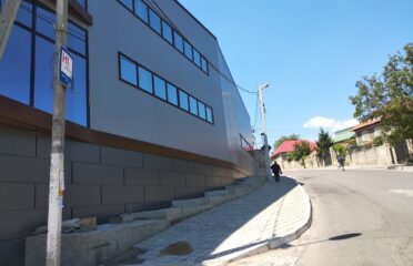 Primăria orașului Durlești — City Hall and district offices